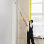 pelny-strzal-mlody-czlowiek-malujacy-sciane